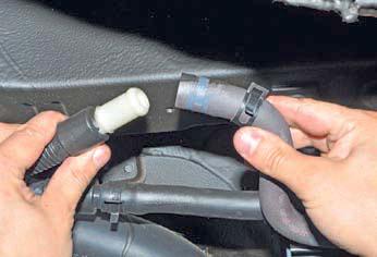 Отсоединить концы хомута крепления шланга подвода воздуха к адсорберу на автомобиле Hyundai Solaris