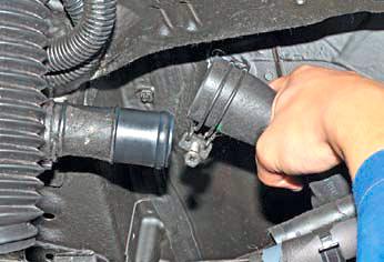 Снять шланг топливного бака с патрубка наливной трубы на автомобиле Hyundai Solaris