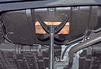 Подставить опору под топливный бак  на автомобиле Hyundai Solaris