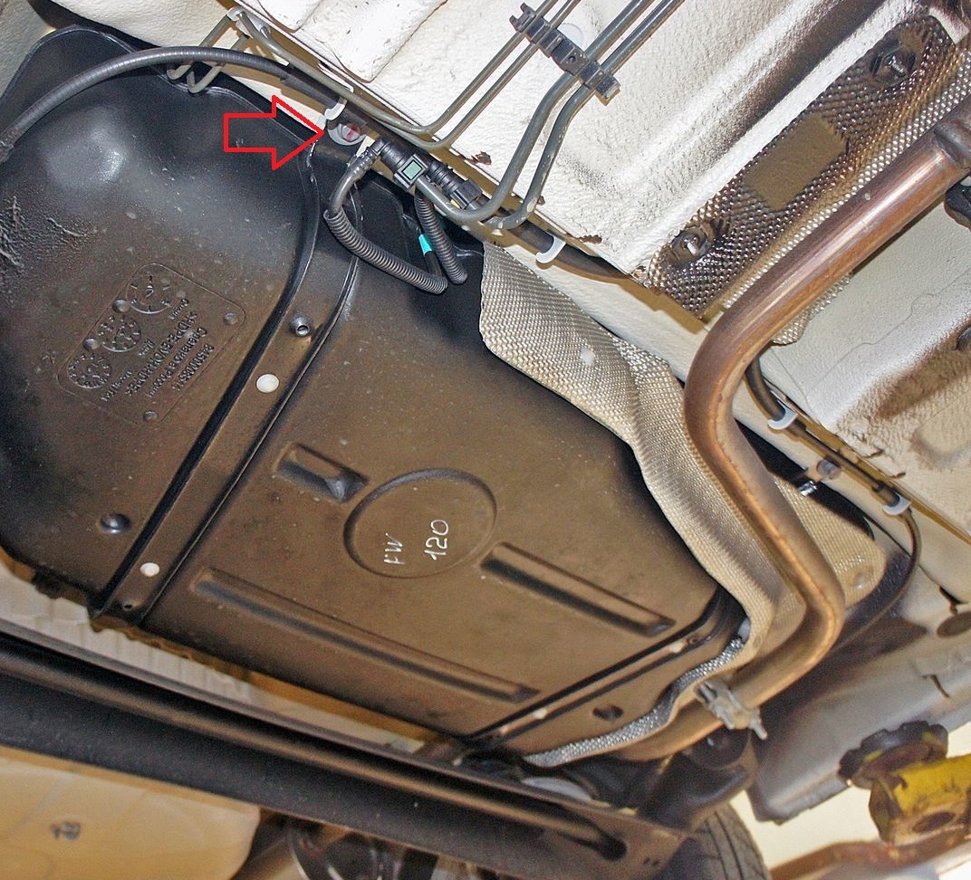 Снять крепления топливного бака на автомобиле Hyundai Solaris