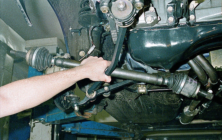 Снятие привода передних колес Лада Гранта (ВАЗ 2190)