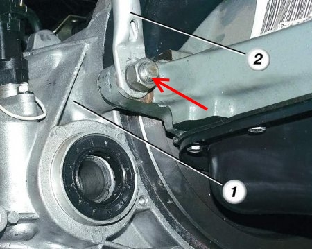 Размещение гайки нижнего заднего крепления коробки передач к блоку цилиндров Лада Гранта (ВАЗ 2190)