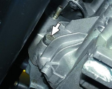 Размещение болта нижнего переднего крепления коробки передач к блоку цилиндров Лада Гранта (ВАЗ 2190)