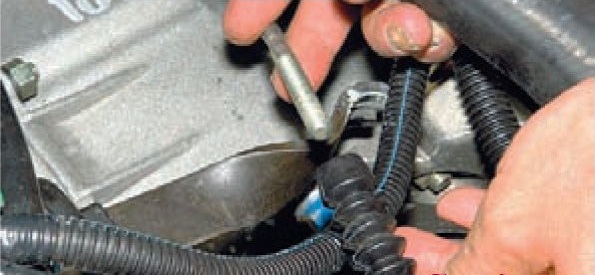 Снятие защитного чехла с наконечника троса привода сцепления Лада Гранта (ВАЗ 2190)