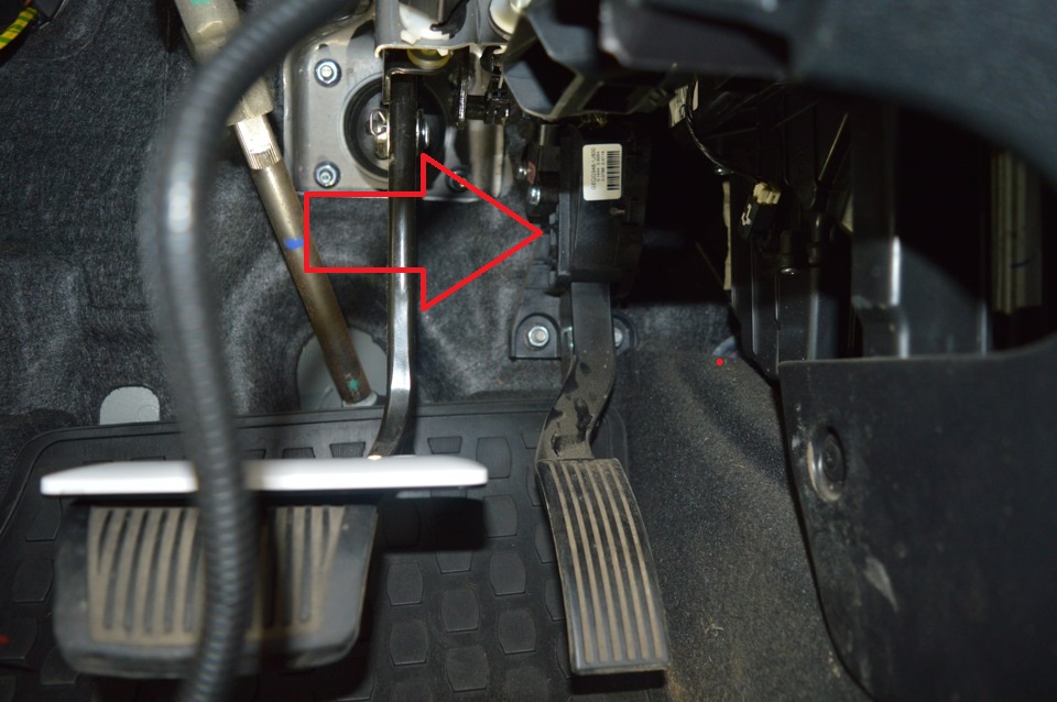 Расположение педали привода дроссельной заслонки на автомобиле Hyundai Solaris