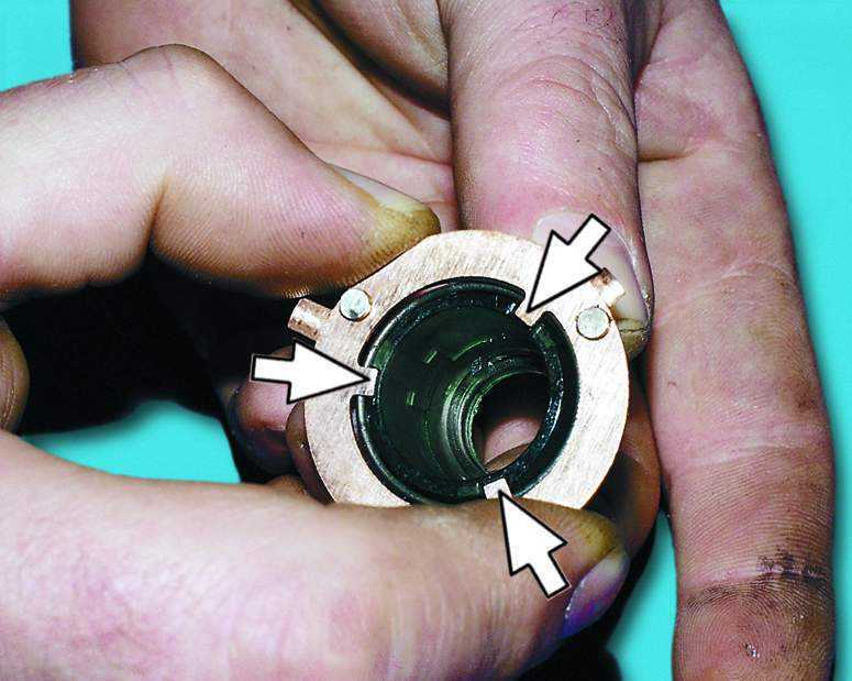Поворачивание контактной пластины световода замка зажигания Лада Гранта (ВАЗ 2190)