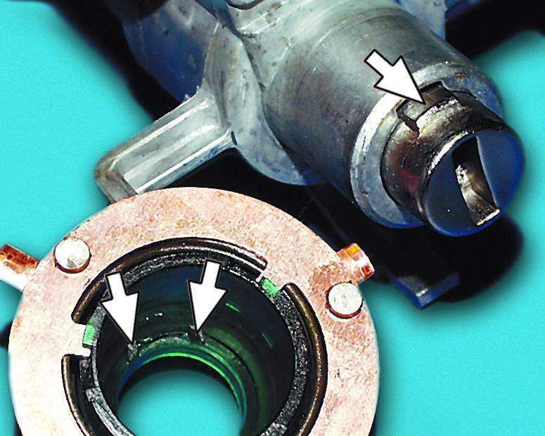 Метки правильности установки крышки с контактной группой на корпус выключателя зажигания Лада Гранта (ВАЗ 2190)