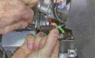 Отсоединение колодки жгута проводов иммобилайзера от колодки проводов панели приборов Лада Гранта (ВАЗ 2190)