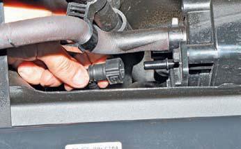 Отсоедините наконечника трубки отвода паров топлива из адсорбера на автомобиле Hyundai Solaris