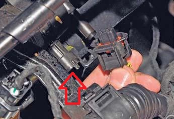 Отсоедините колодку жгута проводов системы управления двигателем от клапана адсорбера на автомобиле Hyundai Solaris