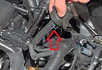 Снять клапан продувки адсорбера на автомобиле Hyundai Solaris