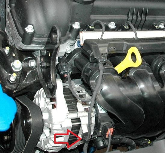 Снять держатель жгута проводов из отверстия крышки генератора на автомобиле Hyundai Solaris