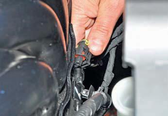 Отсоединяем колодку жгута проводов от колодки проводов датчика детонации на автомобиле Hyundai Solaris
