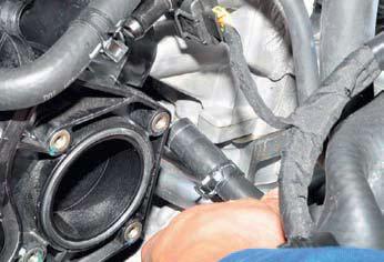 Отсоединяем шланг вентиляции картера от патрубка впускного трубопровода на автомобиле Hyundai Solaris
