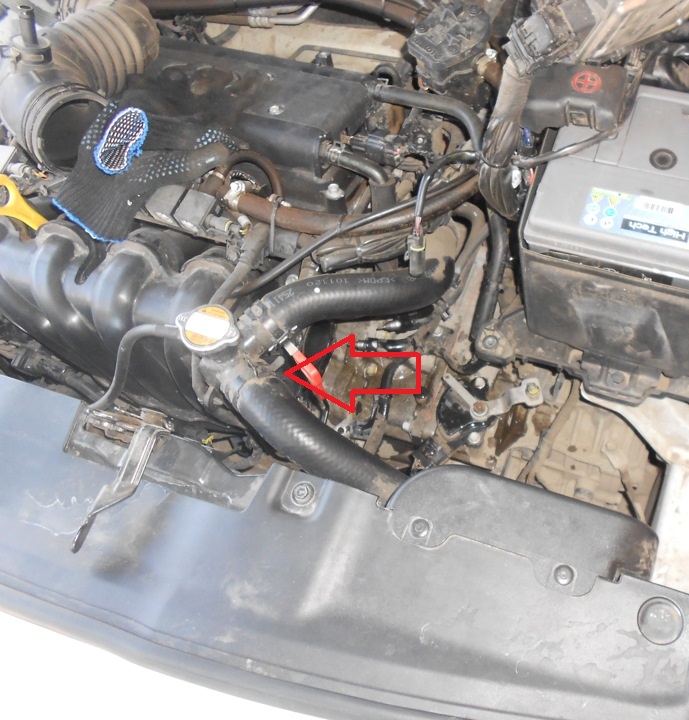 Болты крепления кронштейна заливной горловины системы охлаждения к впускному трубопроводу на автомобиле Hyundai Solaris
