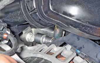Ослабить болт крепления направляющей трубки указателя уровня масла на автомобиле Hyundai Solaris
