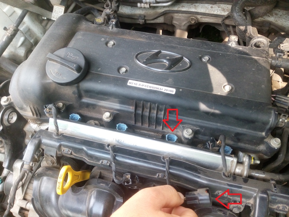 Отсоединить колодки проводов от топливных форсунок на автомобиле Hyundai Solaris