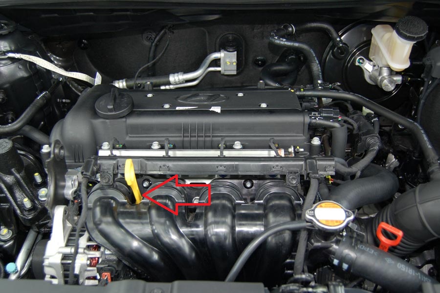 Снять указатель уровня масла из направляющей трубки на автомобиле Hyundai Solaris