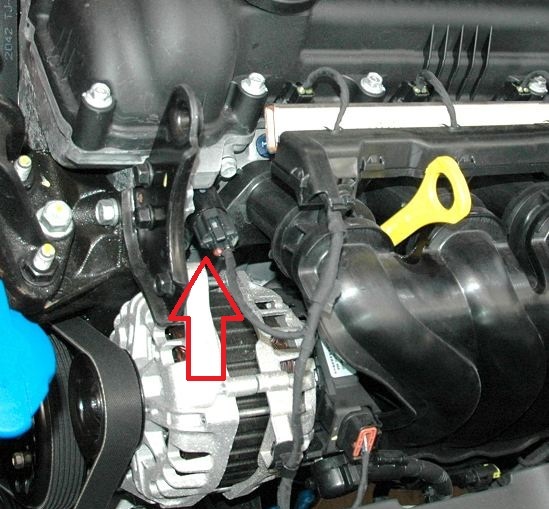 Отсоединить колодку от разъема электромагнитного клапана системы регулирования фаз двигателя на автомобиле Hyundai Solaris