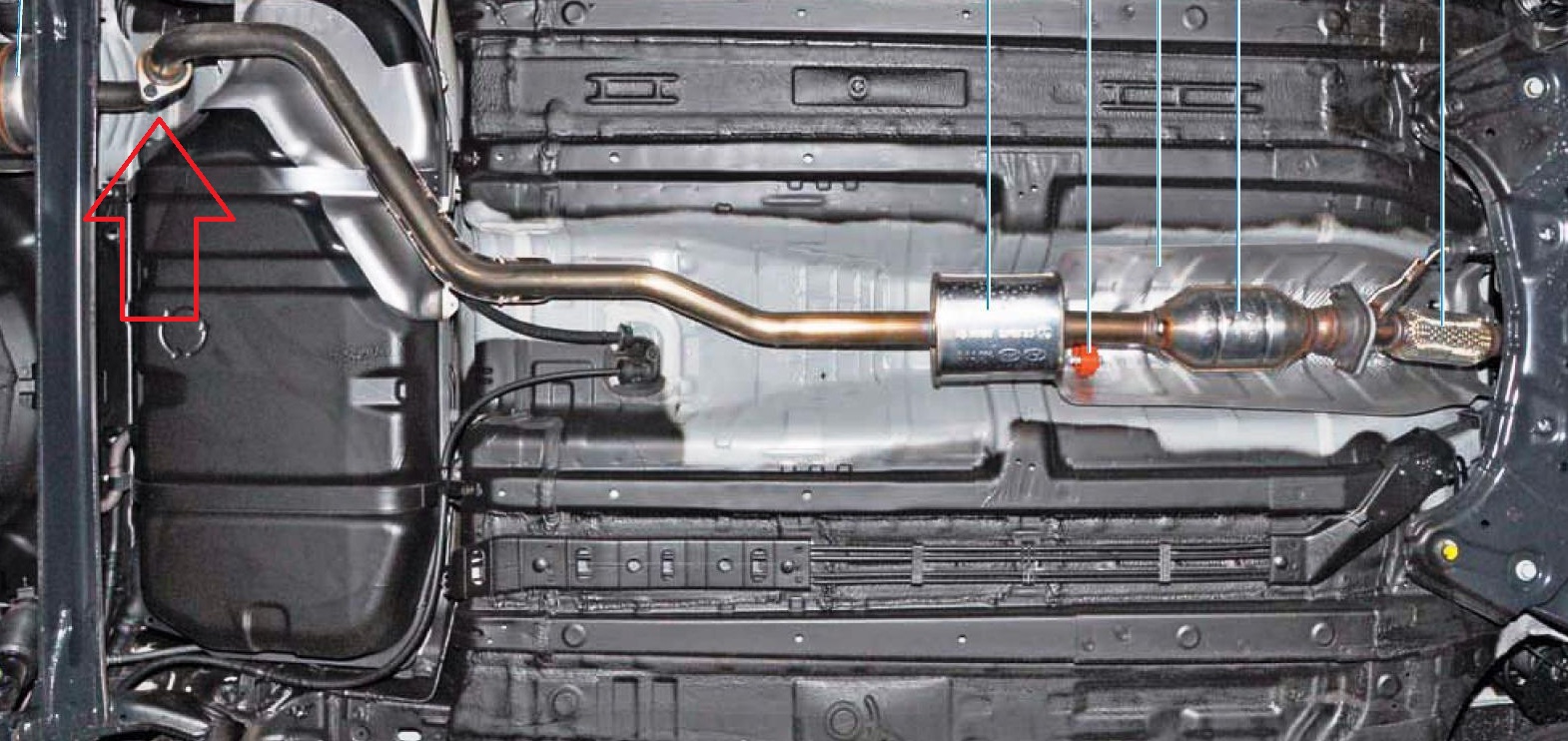 Расположение крепления дополнительного глушителя к основному глушителю на автомобиле Hyundai Solaris