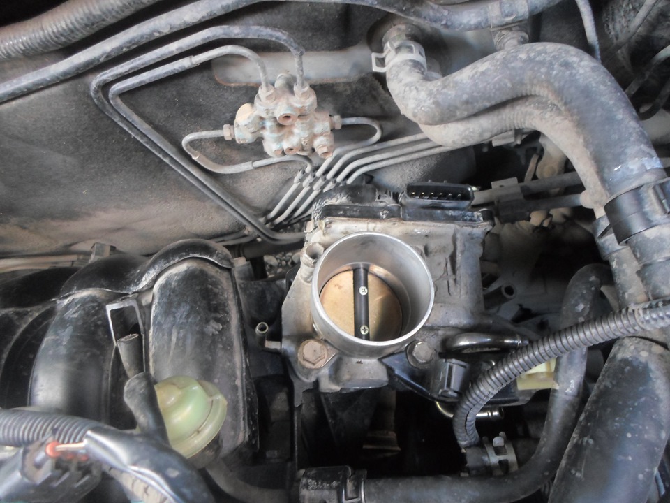 Дроссельная заслонка на двигателе Toyota Camry 