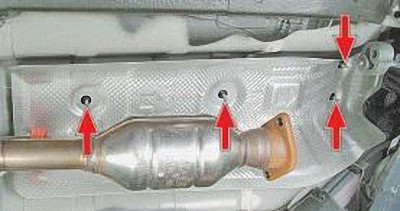 Расположение креплений термоэкрана дополнительного каталитического нейтрализатора на автомобиле Hyundai Solaris