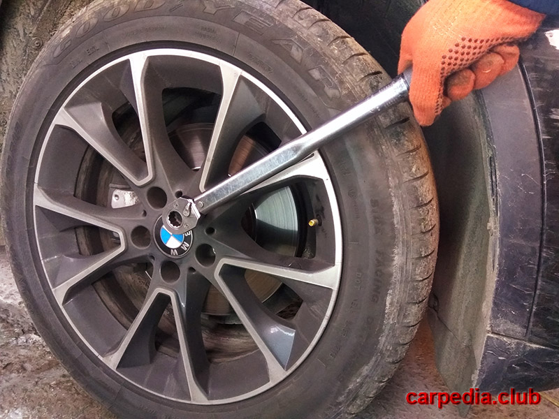 Подтяжка болтов крепления колеса BMW X5