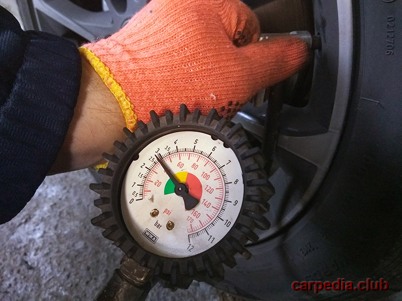 Показания колесного манометра после накачки колеса BMW X5