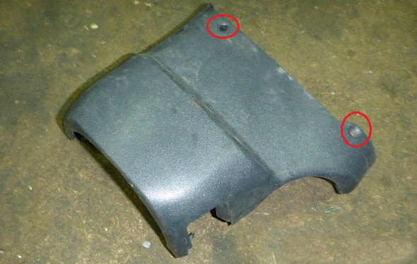 Снятый верхний кожух рулевой колонки Лада Гранта (ВАЗ 2190)