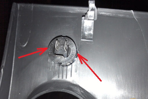 Размещение фиксаторов кнопки привода замка багажника Лада Гранта (ВАЗ 2190)