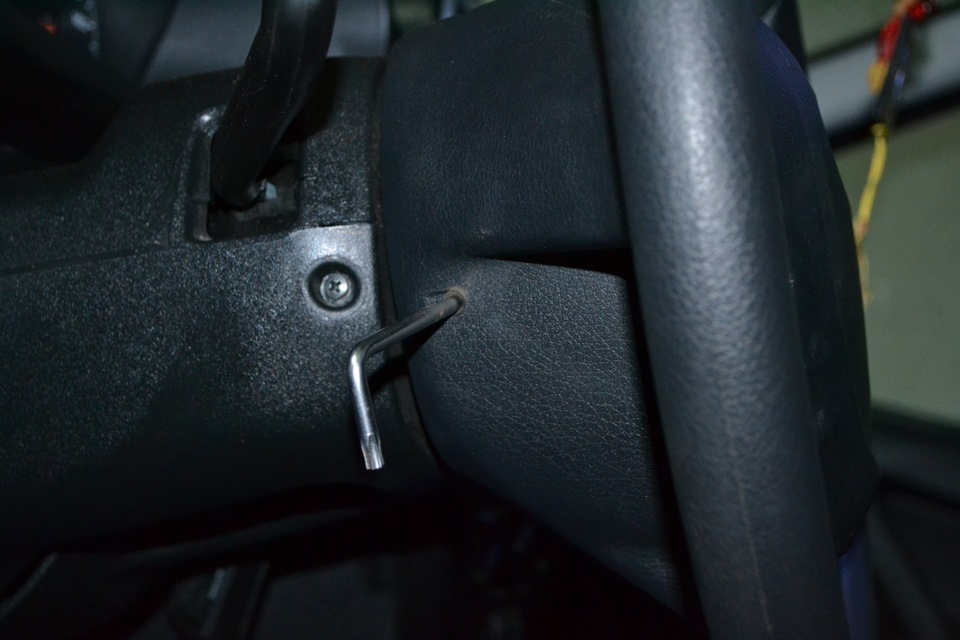 Прокалывание шестигранным ключом отверстия в чехле рулевого колеса для снятия подушки безопасности Лада Гранта (ВАЗ 2190)