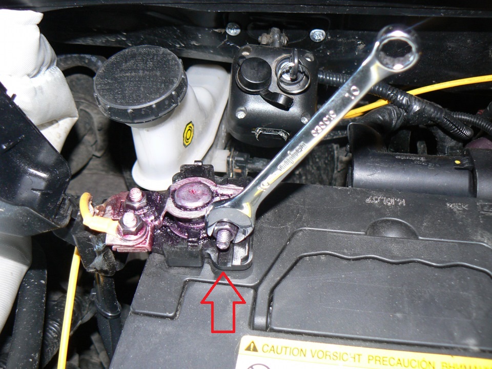 Снять клемму проводов с «плюсового» вывода аккумуляторной батареи на автомобиле Hyundai Solaris
