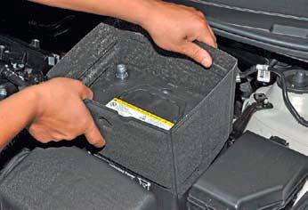 Снять кожух аккумуляторной батареи на автомобиле Hyundai Solaris