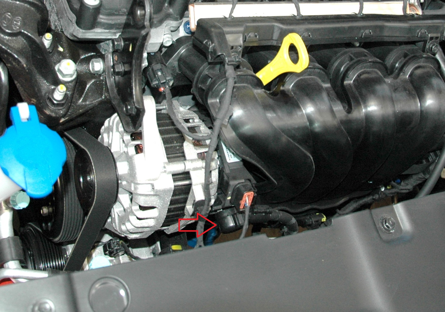 Снять защитный колпак генератора на автомобиле Hyundai Solaris