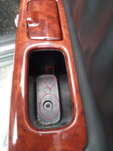 Винт за ковриком в двери Toyota Camry 