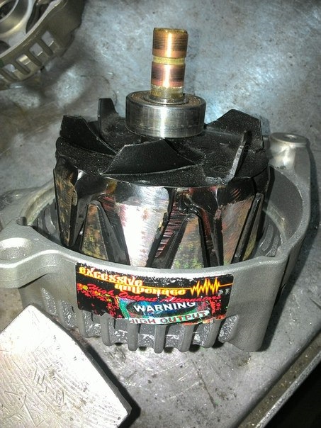 Задняя крышка генератора со статором и выпрямительным блоком на автомобиле Hyundai Solaris
