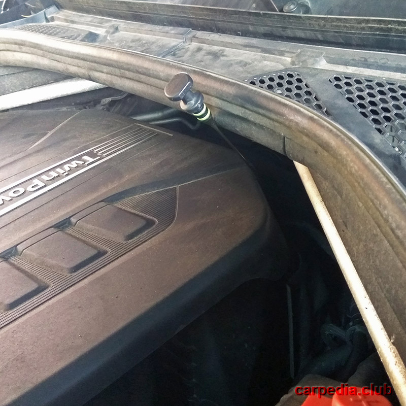 Погружение маслоизмерительного щупа в картер двигателя BMW X5