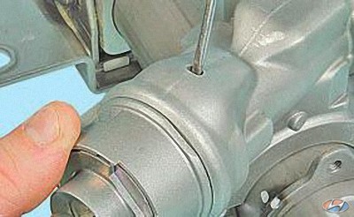 Отжать фиксатор крепления цилиндра выключателя замка зажигания на автомобиле Hyundai Solaris