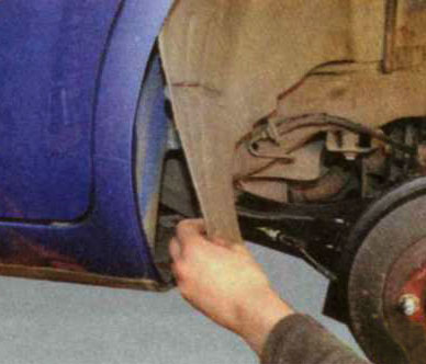 Снятие заднего подкрылка с автомобиля Ford Focus 2