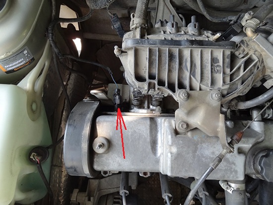 Размещение датчика сигнализатора недостаточного давления масла на 8-клапанном двигателе Лада Гранта (ВАЗ 2190)