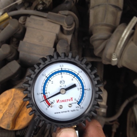 Измерение манометром давления масла на холостом ходу двигателя Лада Гранта (ВАЗ 2190)