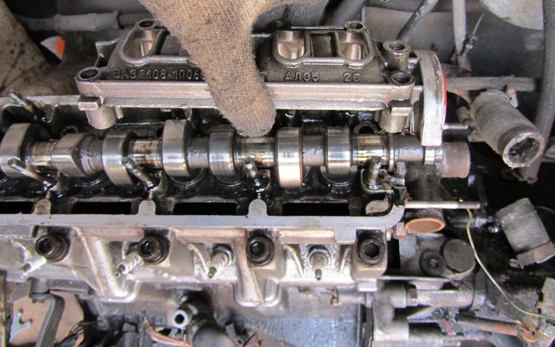 Снятие корпуса подшипника распределительного вала 8-клапанного двигателя Лада Гранта (ВАЗ 2190)