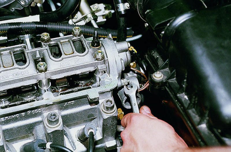 Откручивание гайки крепления заглушки головки блока цилиндров двигателя Лада Гранта (ВАЗ 2190)
