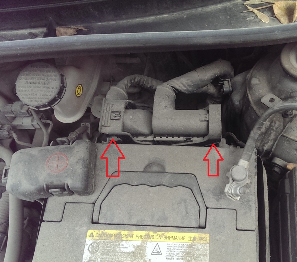 Крепление колодки проводов электронного блока управления двигателем на автомобиле Hyundai Solaris