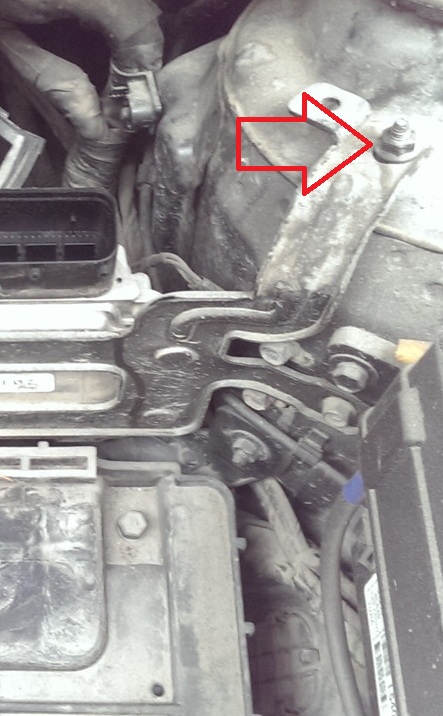 Расположение гайки крепления кронштейна электронного блока управления двигателем на автомобиле Hyundai Solaris