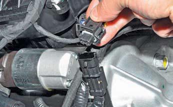 Снять колодку жгута проводов датчика положения коленчатого вала на автомобиле Hyundai Solaris