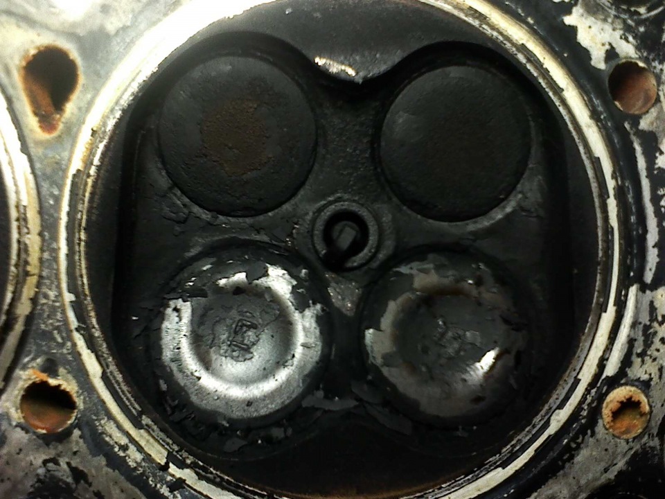 Нагар в камере сгорания головки блока цилиндров двигателя Лада Гранта (ВАЗ 2190)