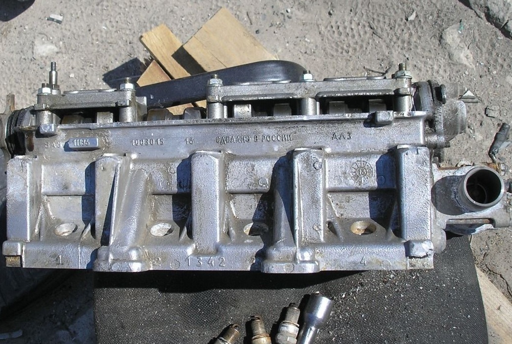 Снятая головка блока цилиндров 8-клапанного двигателя Лада Гранта (ВАЗ 2190)