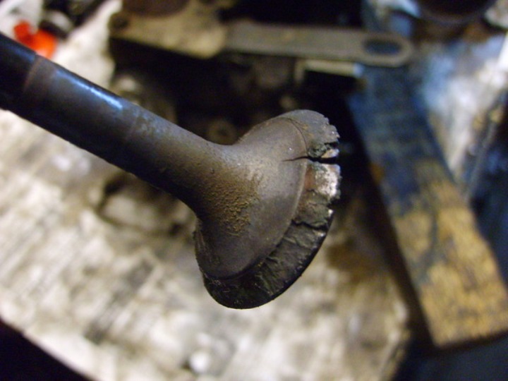 Трещины и следы прогорания на клапане ГРМ двигателя Лада Гранта (ВАЗ 2190)