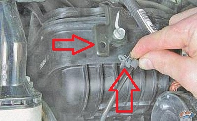 Извлеките держатель проводов датчика детонации из кронштейна на автомобиле Hyundai Solaris